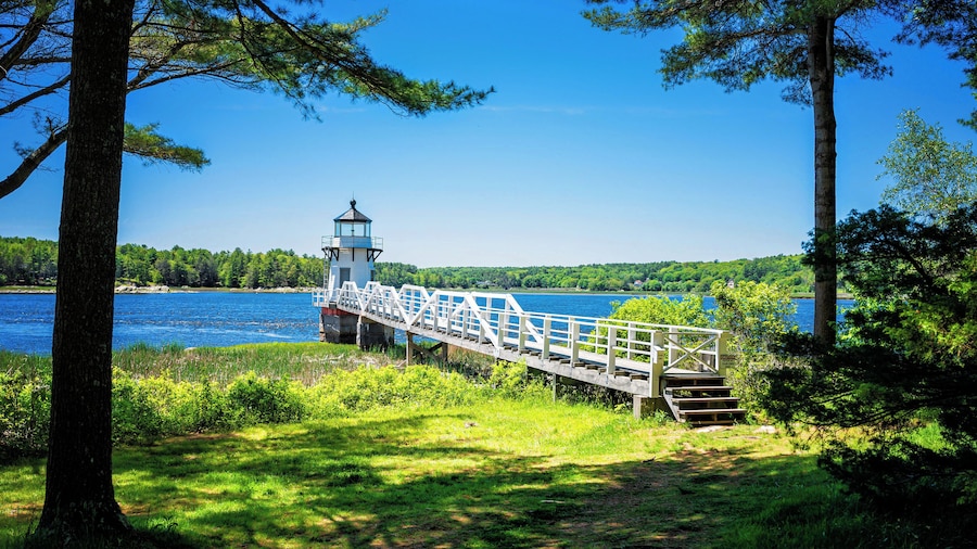 Doubling Point Light was built in 1898 on Arrowsic Island on the Kennebec River in Maine. It was one of the four lighthouses built that year to provide navigational aid for ships on their way to Bath, "the City of Ships"
#lighthouse #maine