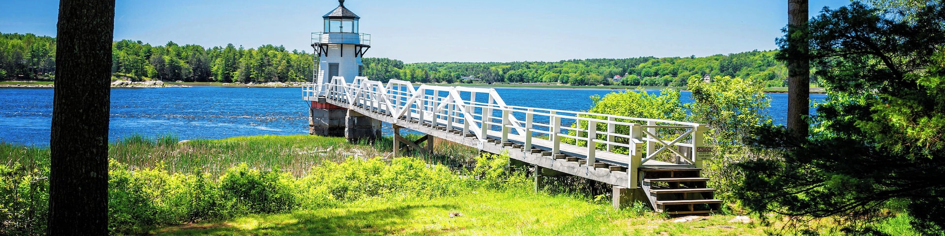 Doubling Point Light was built in 1898 on Arrowsic Island on the Kennebec River in Maine. It was one of the four lighthouses built that year to provide navigational aid for ships on their way to Bath, "the City of Ships"
#lighthouse #maine