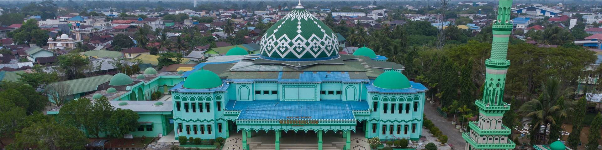 The Riyadhusshalihin grand mosque is located in the city of Barabai which is known as the city of Apam in the Hulu sungai tengah district
