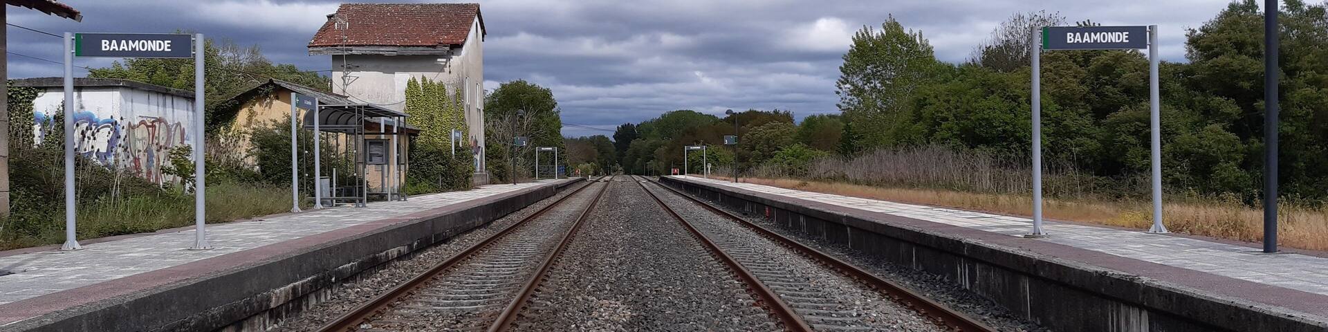 Vías de tren en la estación de Baamonde, Galicia