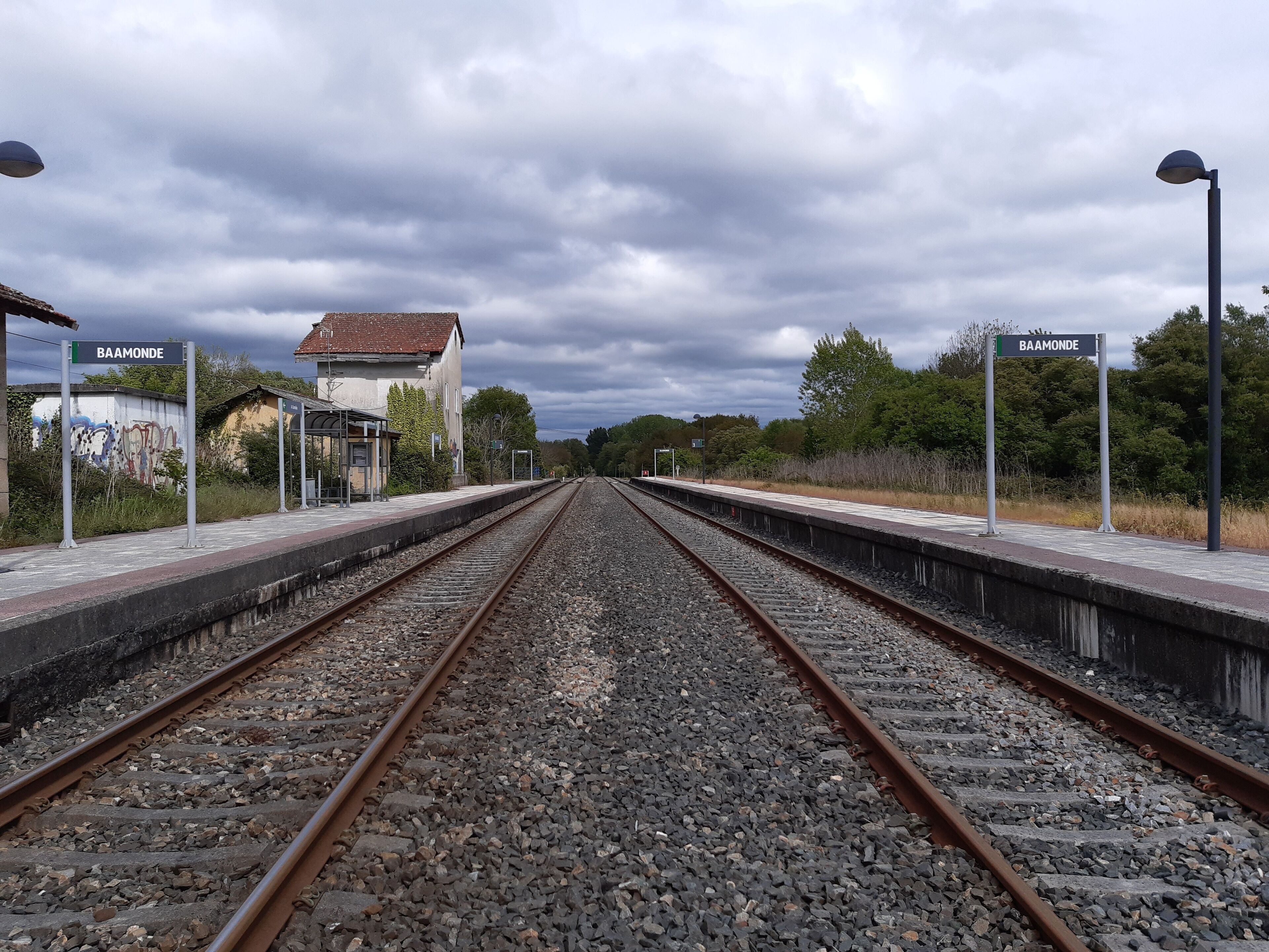 A railway station with tracks, platform, and a building labeled 'Baamonde'.