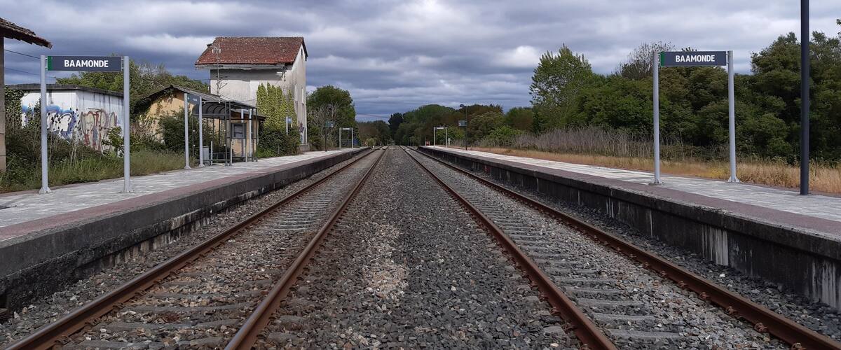 A railway station with tracks, platform, and a building labeled 'Baamonde'.