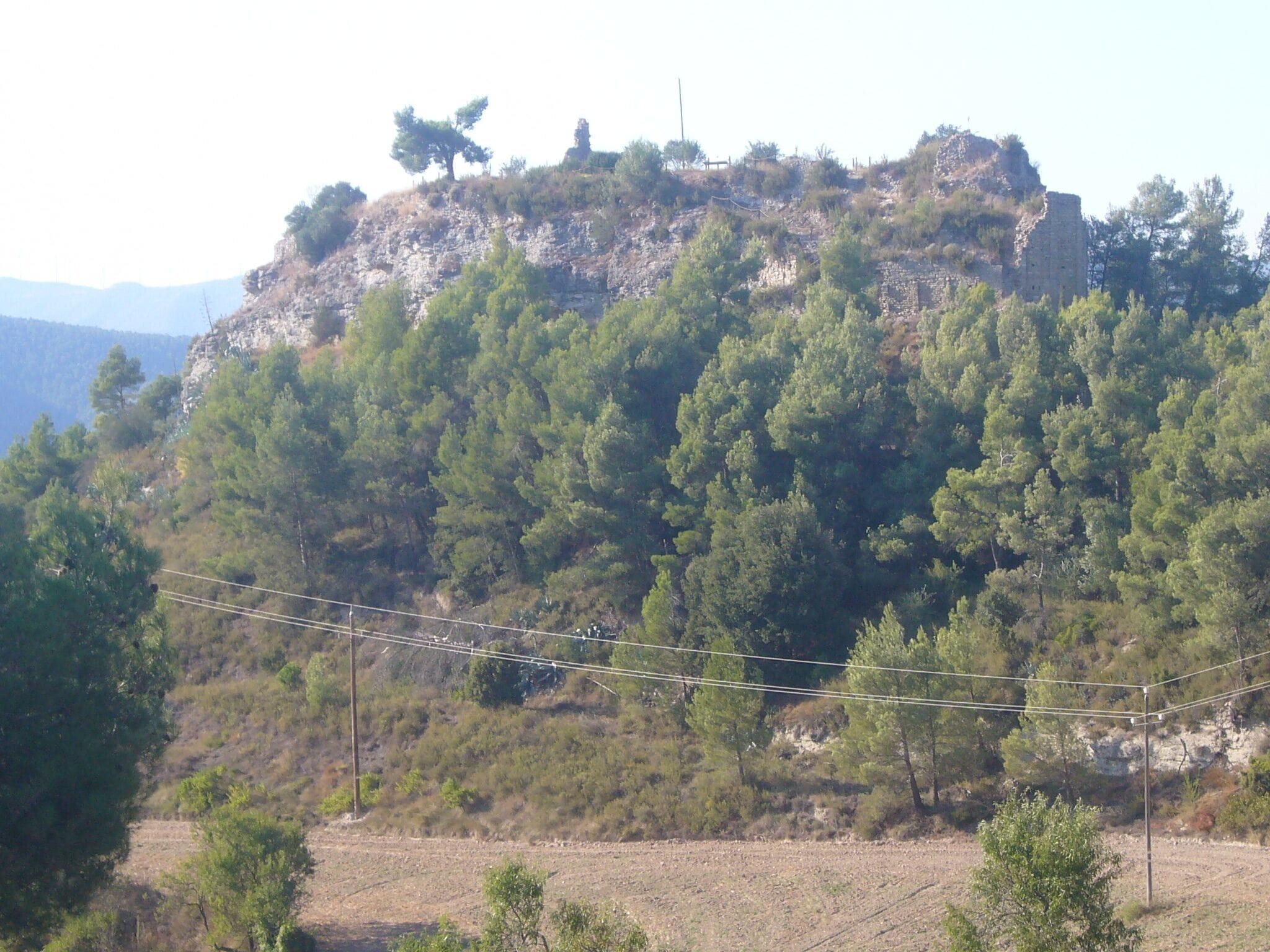 Castell de Castellolí . L'absis de l'església del castell és visible a la dreta del mateix.