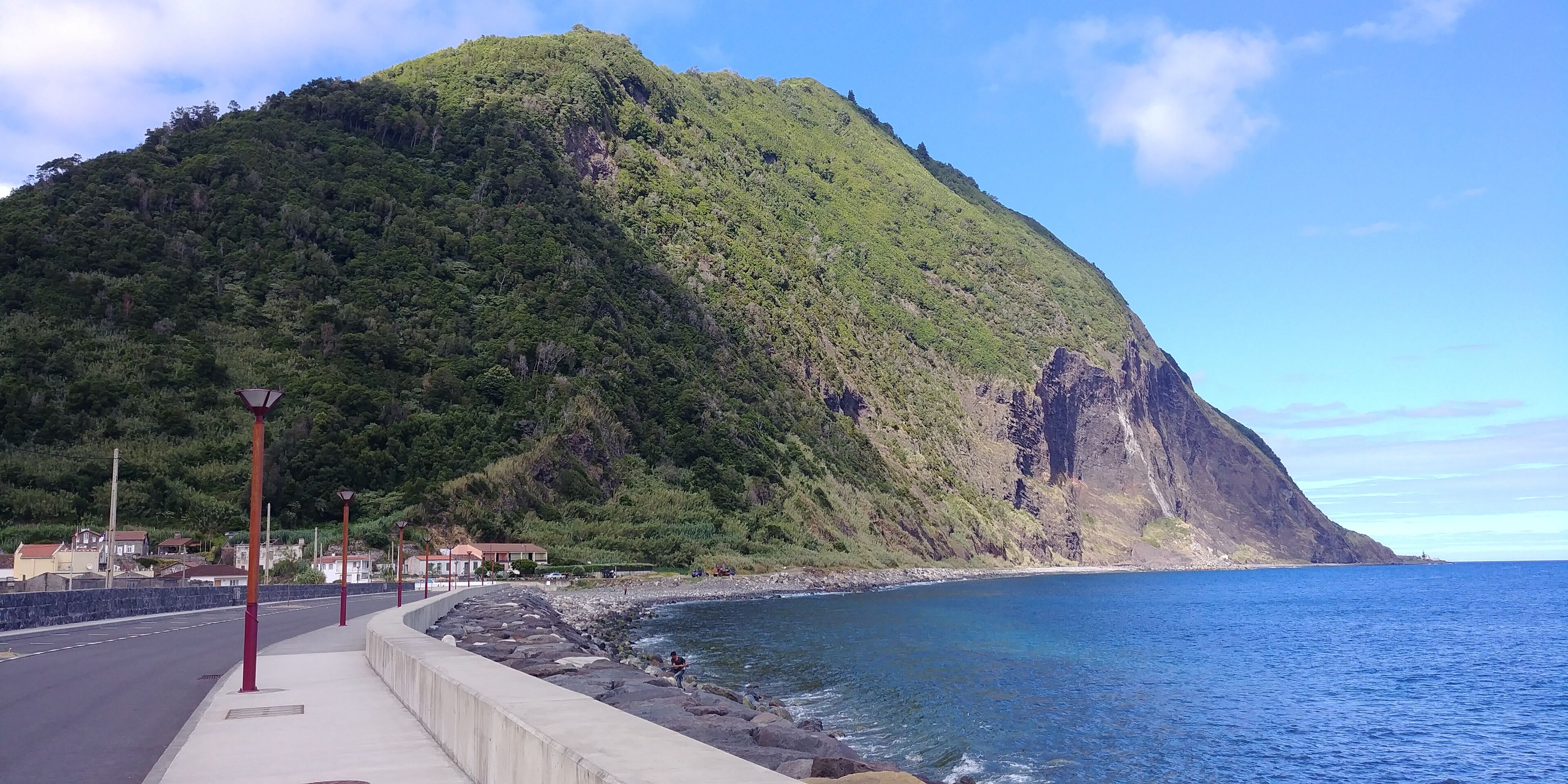 Faial Da Terra is a beautiful town. It is so peaceful.