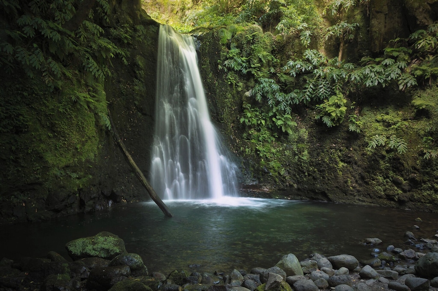 To get to this beautiful waterfall you need to hike for a few kilometers through an amazing subtropical forest.
Unfortunately, I don’t travel much, I’ve never been out the Iberian Peninsula.
I’m working really hard to become a professional nature photographer, so combining travel with learning would be amazing.
#BvSCrete