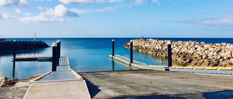 S25XJ0 Looking out to sea at Stansbury, SA.
