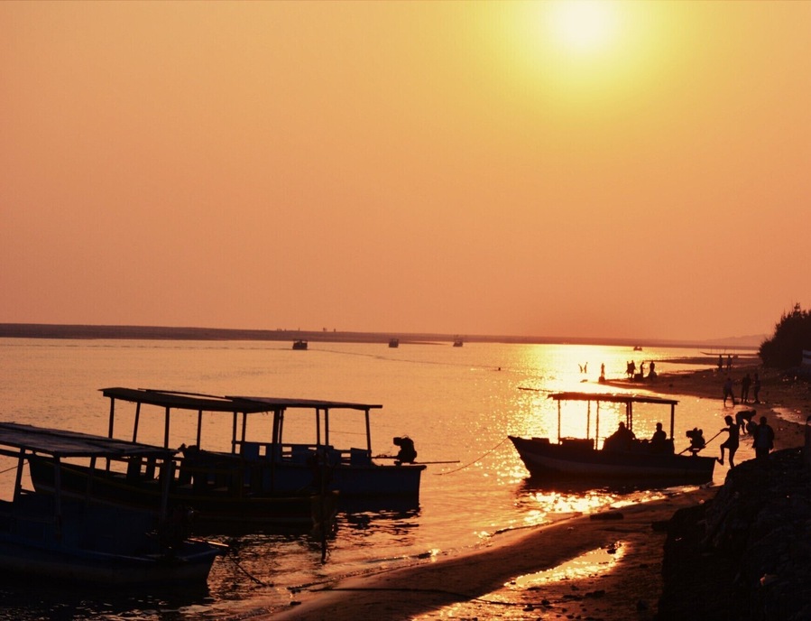 It's a backwater near Chandrabhaga beach between Konark( famous for Sun Temple) and puri Told my Cab Driver to stop for this Sunset