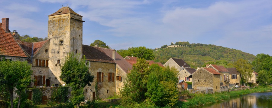 Panoramique au bord de la Cure à Saint-Père (89450), Yonne en Bourgogne-Franche-Comté, France