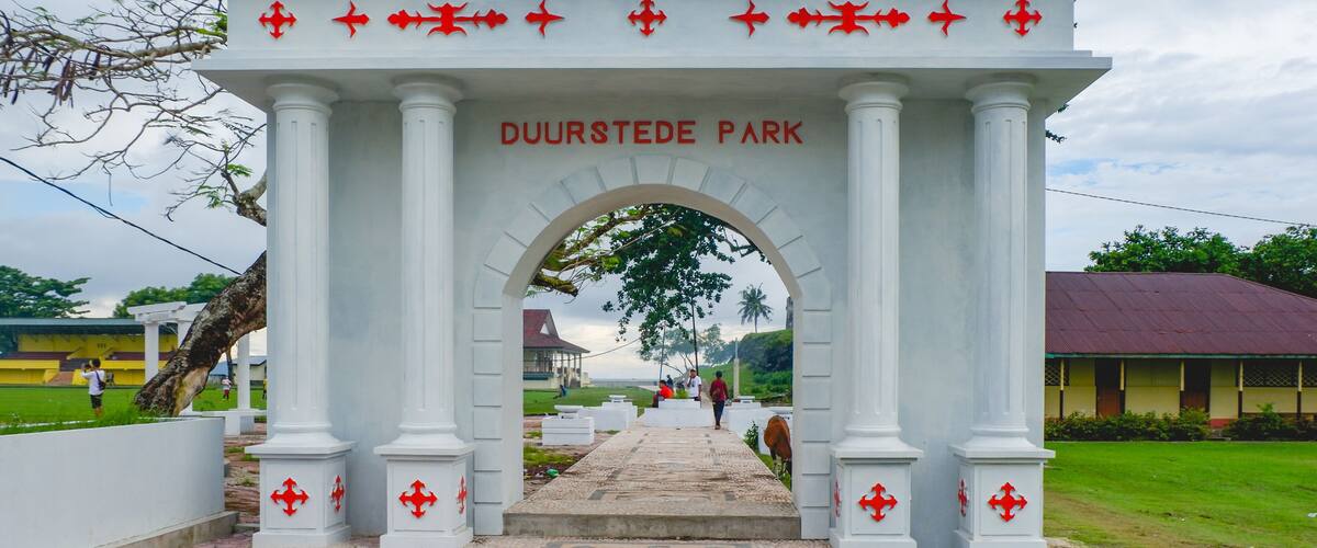 A white archway with red decorations and the text "DURSTEDE PARK" at the top.