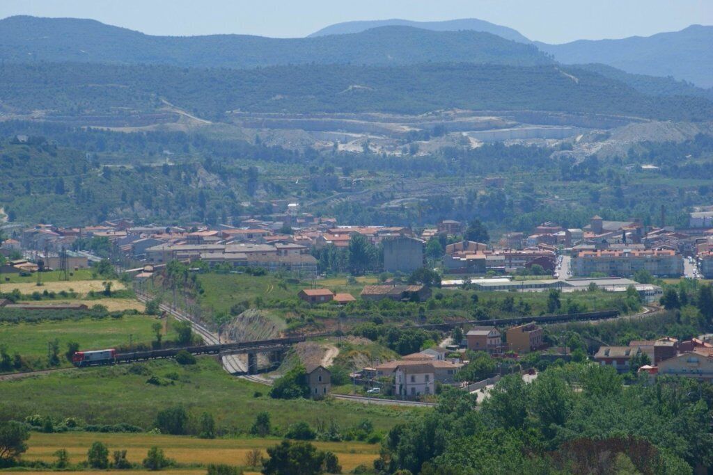 [CAT]: Fa uns dies ja vaig penjar un potaser des de aquest mateix punt amb la mateixa locomotora la 254.03. Avui es el saler el que puja cap a Manresa, per fer canvi de maquinistes i continuar viatge cap a la mina de Súria. Llàstima que la visibilitat no fos bona. [ES]: Hace unos días ya colgué un potasero desde este mismo punto con la misma locomotora, la 254.03. Hoy es el salero el que sube hacia Manresa, para hacer cambio de maquinista y continuar el viaje hacia la mina de Súria. Lástima que la visibilidad no fuera muy buena.