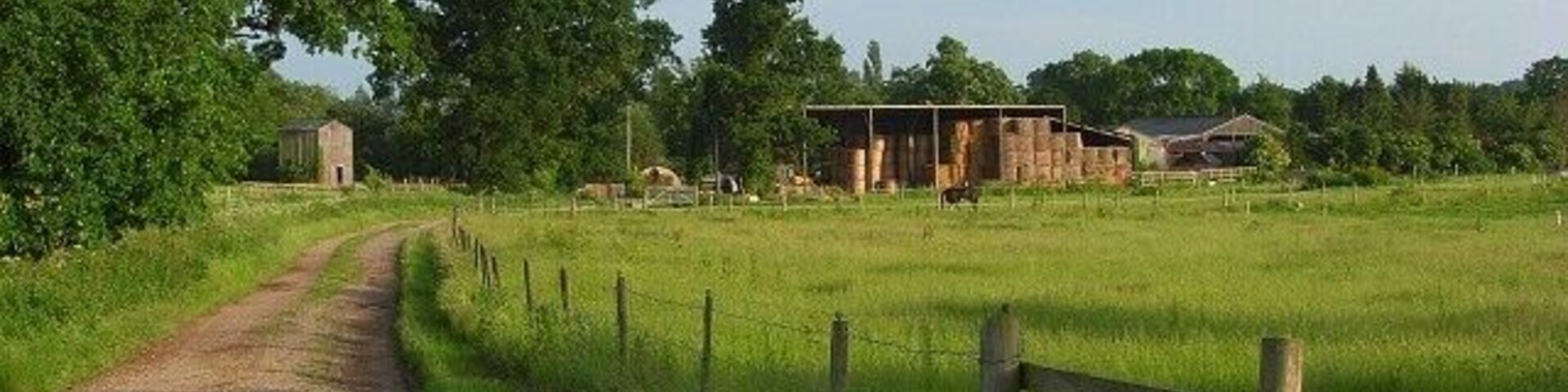 Farm track, Swallowfield The public footpath heading towards Sheepbridge Court Farm.
