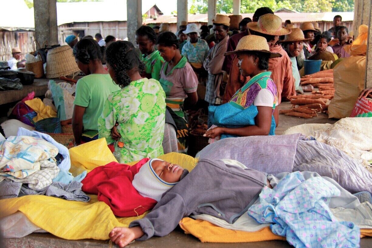 The bustling market is just too busy for some. Once a week a large market would be held in Mahatalaky, drawing in buyers and sellers from the smaller surrounding villages.

In the building pictured, it was mainly cassava that was sold (you can see it on the right hand side, towards the back).

#market