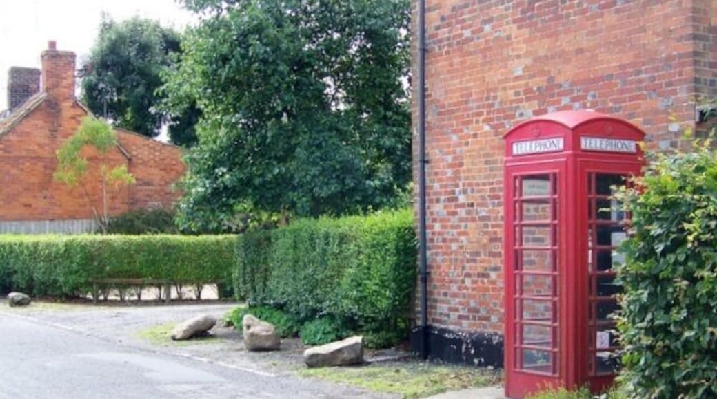 Telephone box, Bottlesford K6 type telephone box beside the road between the hamlets of Broad Street and Bottlesford.