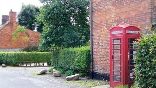 Telephone box, Bottlesford K6 type telephone box beside the road between the hamlets of Broad Street and Bottlesford.