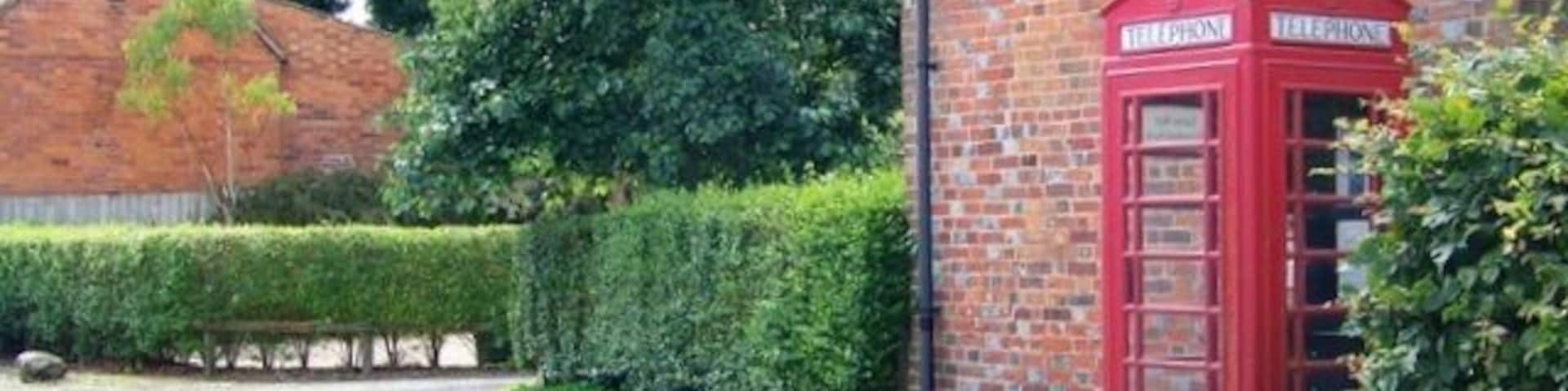 Telephone box, Bottlesford K6 type telephone box beside the road between the hamlets of Broad Street and Bottlesford.