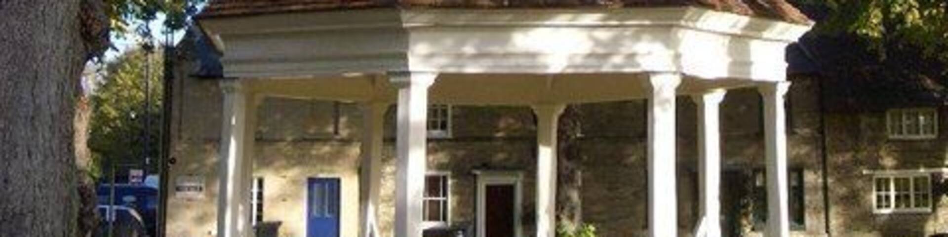 Harrold Market House This early 18th-century octagonal market house on the village green is said to have been used for the marketing of local lace industry products and the distribution of thread and patterns. The building is Grade II listed.