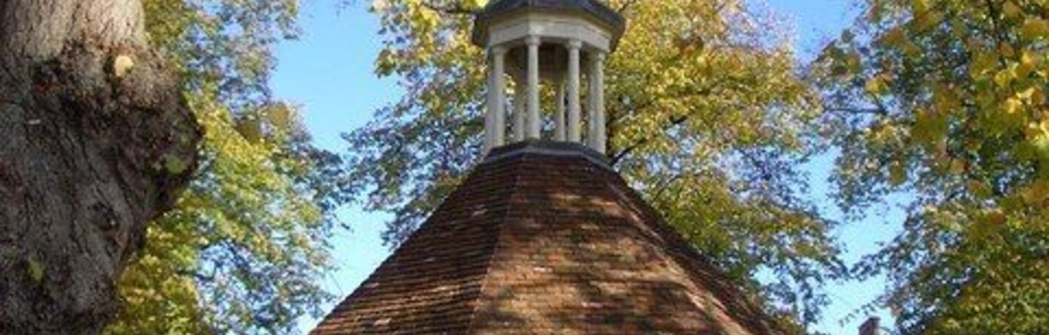 Harrold Market House This early 18th-century octagonal market house on the village green is said to have been used for the marketing of local lace industry products and the distribution of thread and patterns. The building is Grade II listed.