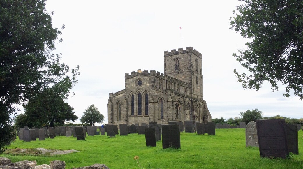 Bit of a detour after a walk round East Midlands Airport. Spotted this priory on a hill in the distance. Drove up to it past picturesque quaint cottages and discovered that you can follow a walking trail #unexpected #breedonpriory #onahill #breedononthehill #takeahike #perfectsunday #offthebeatentrack
