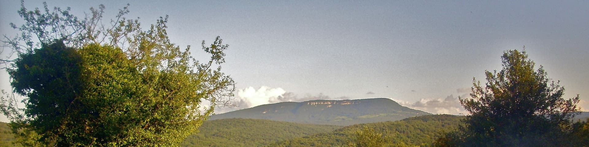 Vue sur le mont poupet depuis le relais de champagne sur loue