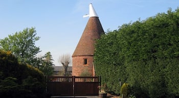 The Oast House, Hook Green Road, Southfleet, Kent Single round kiln oast house.