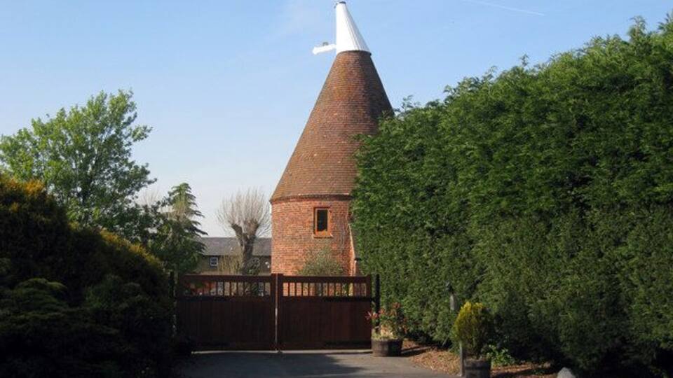 The Oast House, Hook Green Road, Southfleet, Kent Single round kiln oast house.