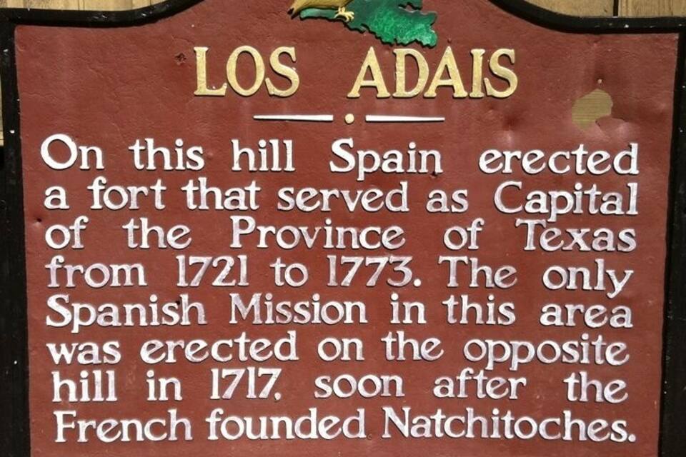 Un panneau historique relatant l’histoire de Los Adais, mentionnant un fort espagnol et la fondation de Natchitoches.