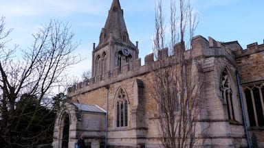 Uma igreja histórica com uma torre alta e janelas em arco.