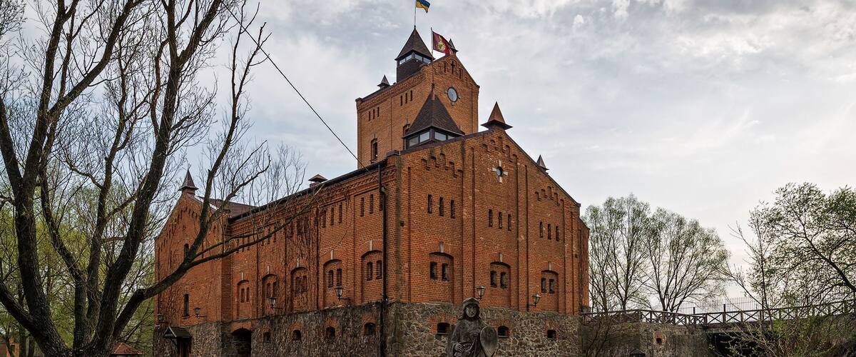 The castle in the form as in the photo was rebuilt for four years from 2007 to 2011. The construction was based on the old mill, but earlier on the site of the mill was the first Papyrnya (paper mill) in the central part of Ukraine. It was built by monks in 1612. The founder was Archimandrite Elisey Pletenetsky. It was at the Radomyshlennaya Papirni that the first book, The Book of Hours, was published in Kiev. The monks very carefully approached the choice of the construction site of the factory. At that time, such buildings were seized, but the Papyrus proudly survived. It was built as a powerful defensive structure on a granite rock. This prevented a kind of undermining. Of great importance was the source of drinking water, which hit directly from the cliff inside the building. For this reason, the defenders could remain under siege for a long time.