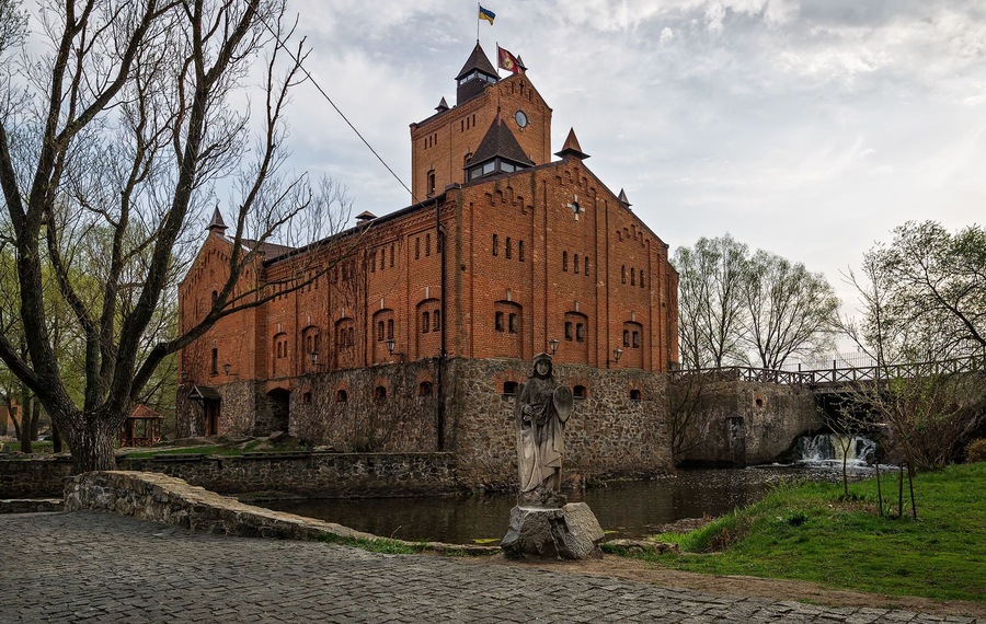 The castle in the form as in the photo was rebuilt for four years from 2007 to 2011. The construction was based on the old mill, but earlier on the site of the mill was the first Papyrnya (paper mill) in the central part of Ukraine. It was built by monks in 1612. The founder was Archimandrite Elisey Pletenetsky. It was at the Radomyshlennaya Papirni that the first book, The Book of Hours, was published in Kiev. The monks very carefully approached the choice of the construction site of the factory. At that time, such buildings were seized, but the Papyrus proudly survived. It was built as a powerful defensive structure on a granite rock. This prevented a kind of undermining. Of great importance was the source of drinking water, which hit directly from the cliff inside the building. For this reason, the defenders could remain under siege for a long time.