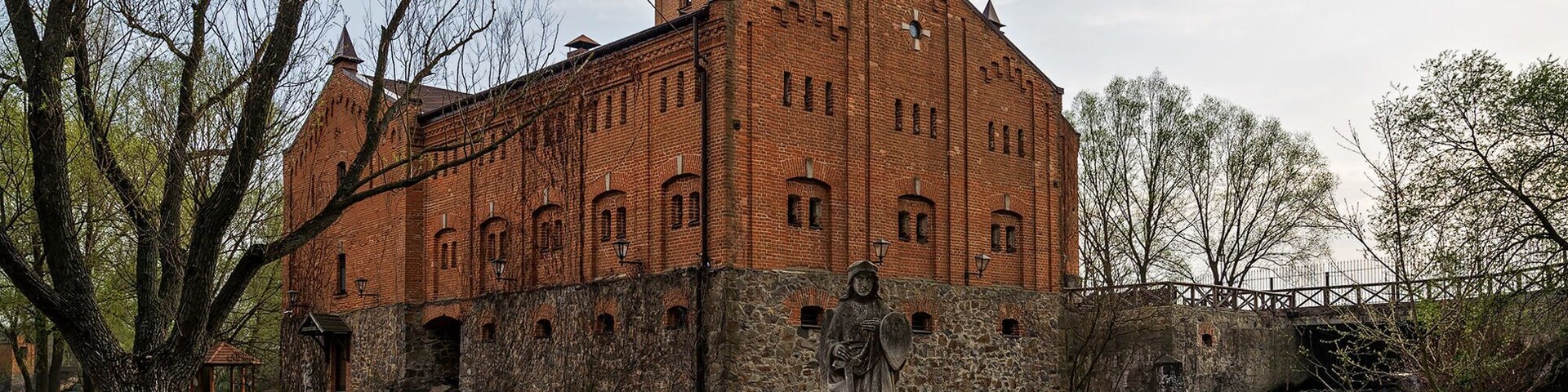 The castle in the form as in the photo was rebuilt for four years from 2007 to 2011. The construction was based on the old mill, but earlier on the site of the mill was the first Papyrnya (paper mill) in the central part of Ukraine. It was built by monks in 1612. The founder was Archimandrite Elisey Pletenetsky. It was at the Radomyshlennaya Papirni that the first book, The Book of Hours, was published in Kiev. The monks very carefully approached the choice of the construction site of the factory. At that time, such buildings were seized, but the Papyrus proudly survived. It was built as a powerful defensive structure on a granite rock. This prevented a kind of undermining. Of great importance was the source of drinking water, which hit directly from the cliff inside the building. For this reason, the defenders could remain under siege for a long time.