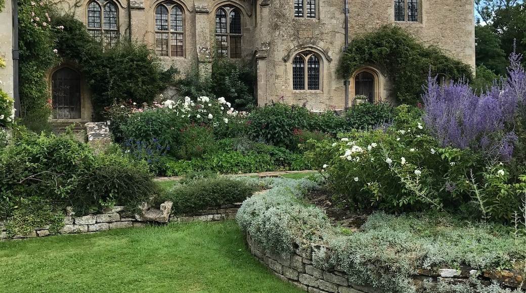Nice and quite not the biggest house but interesting tour , take cash for tea and coffee no cards taken .