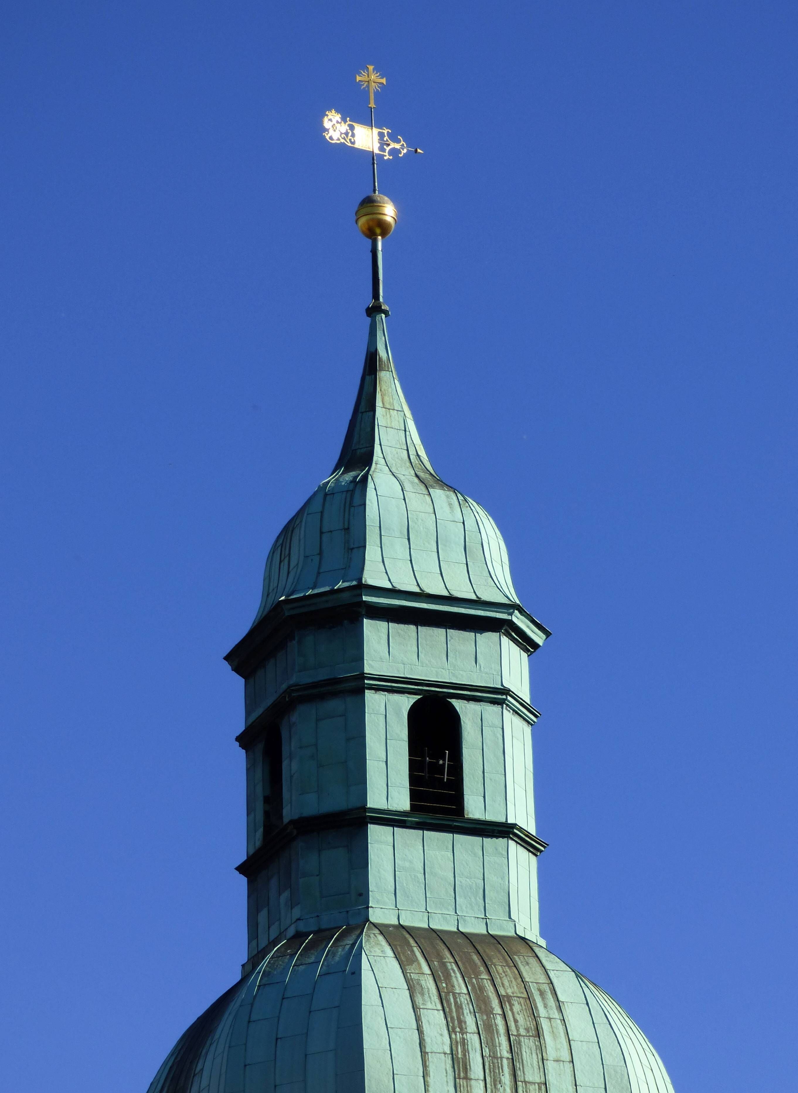 Turmdach der Stadtkirche in Ruhland, Ansicht vom Marktplatz