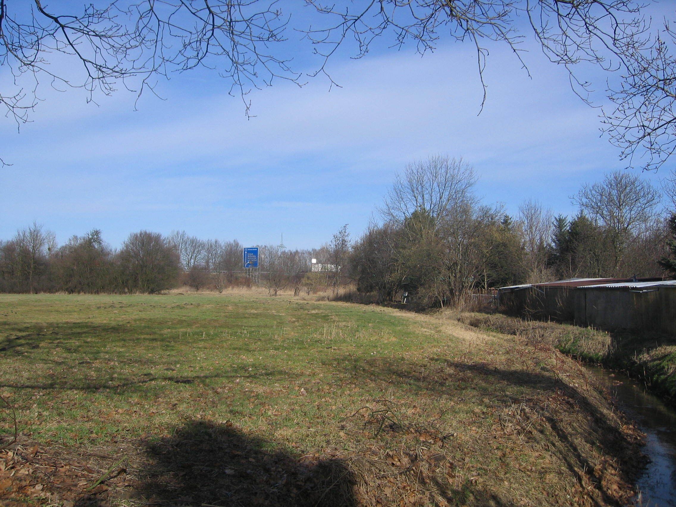 Ruhland, Fischerstraße, Blick am Haingraben nach Nordnordwest, Winter; hinten (auch nach rechts) Großer Koltschen (alter Flurname)