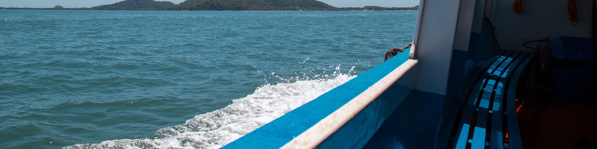 Travessia em Barco de Pontal do Sul para Ilha do Mel, na baía de Paranaguá, Paraná, Brasil,