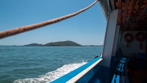 Travessia em Barco de Pontal do Sul para Ilha do Mel, na baía de Paranaguá, Paraná, Brasil,