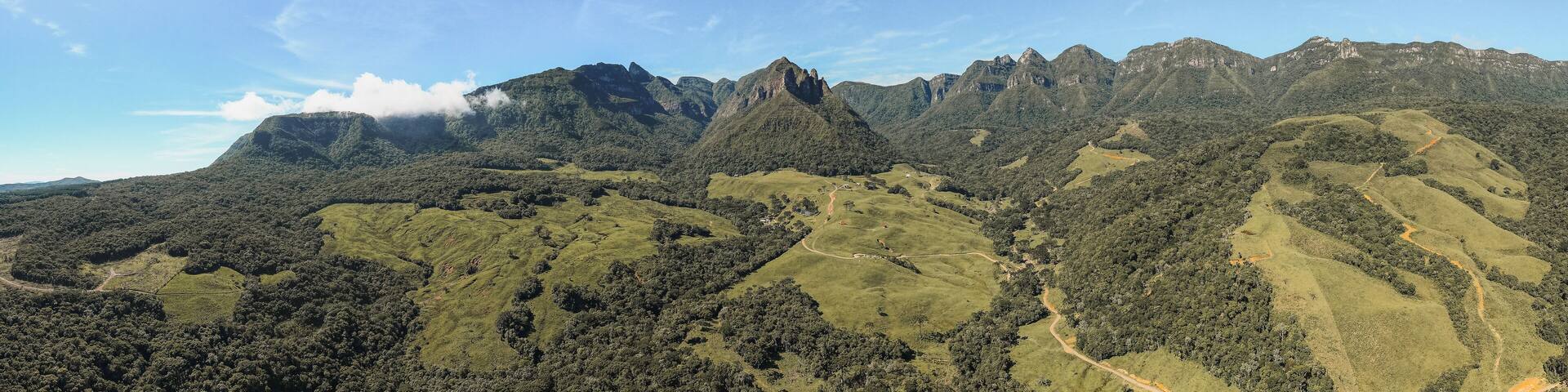 Imagem aérea das montanhas Sedados de Sebold na cidade de Alfredo Wagner, Santa Catarina, Brasil