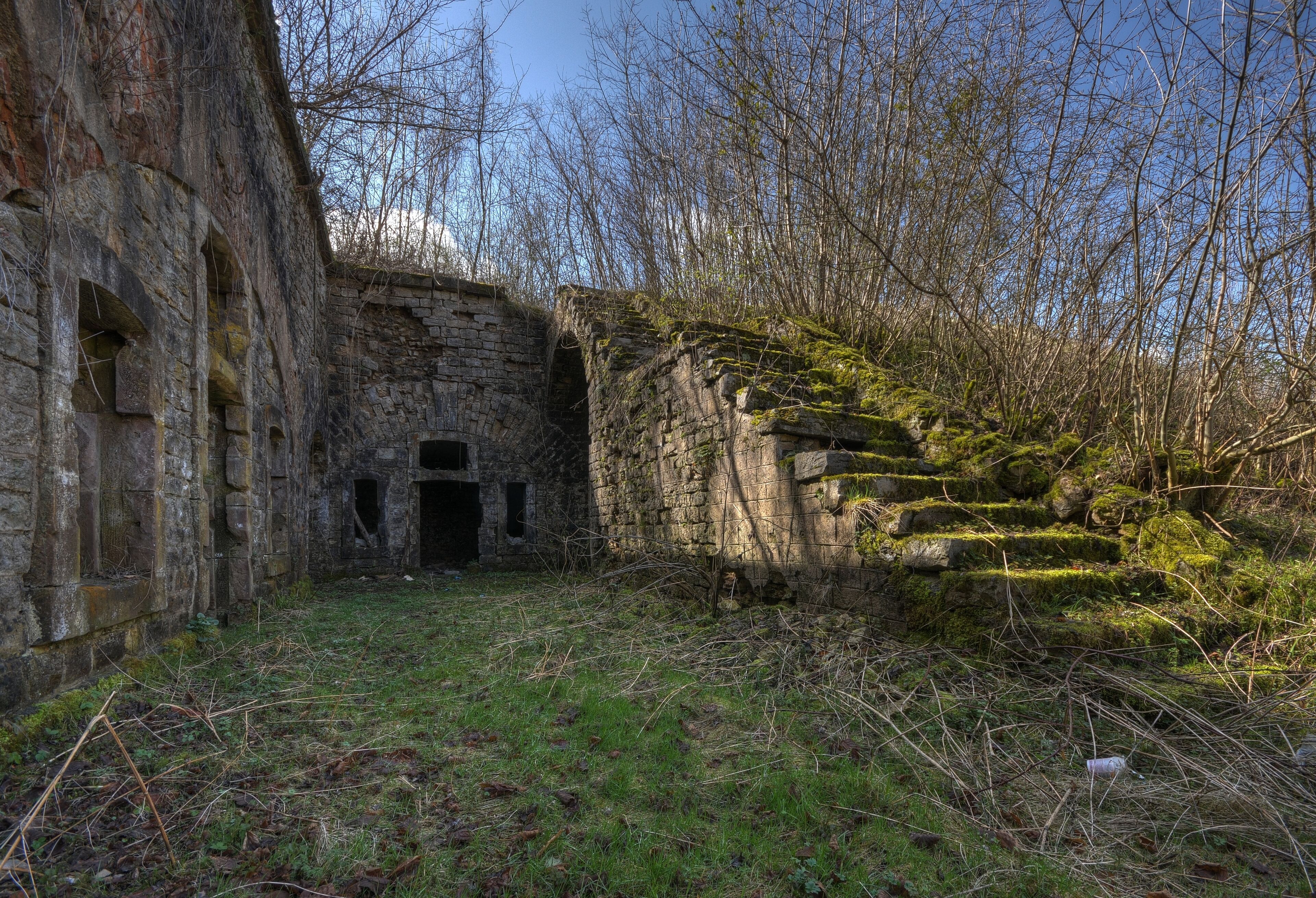 This file was uploaded with Commonist. This photograph was taken with a Nikon D300. Fort des Hautes Perches : une partie du casernement principal avec un escalier permettant d'accéder sur les dessus (HDR).