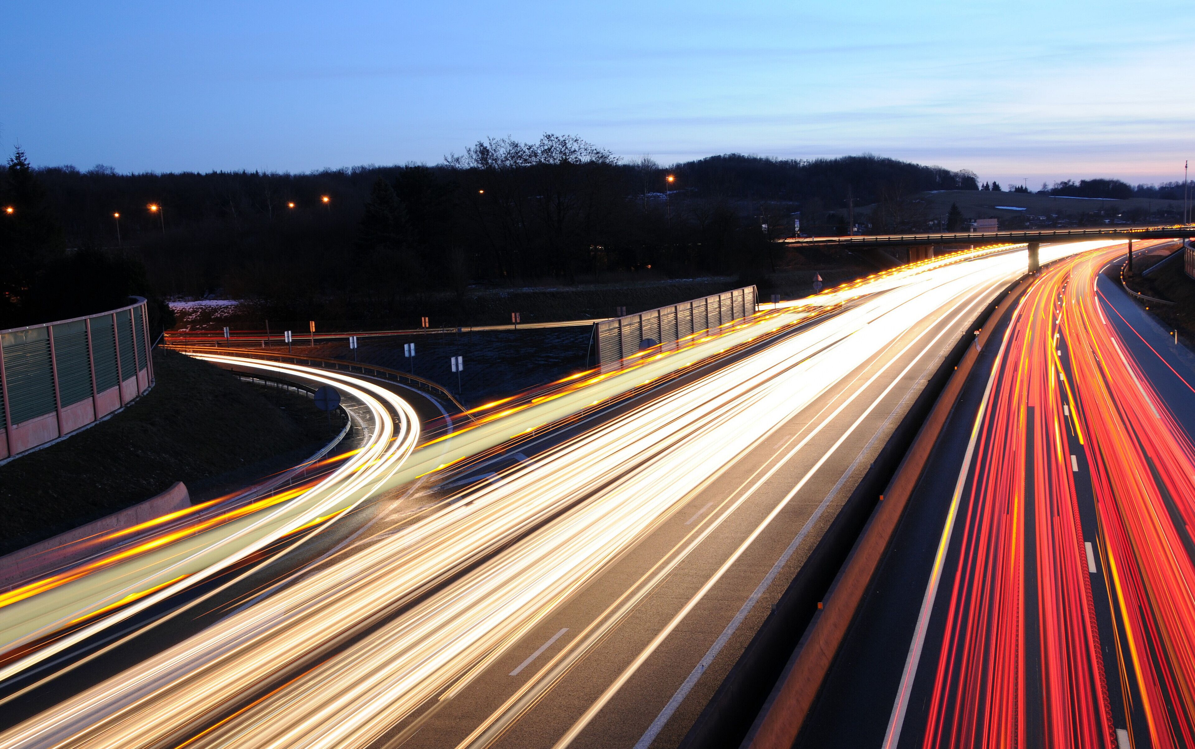 Filé sur l'autoroute A36. Image composée de 11 photos de 10 secondes chacune.