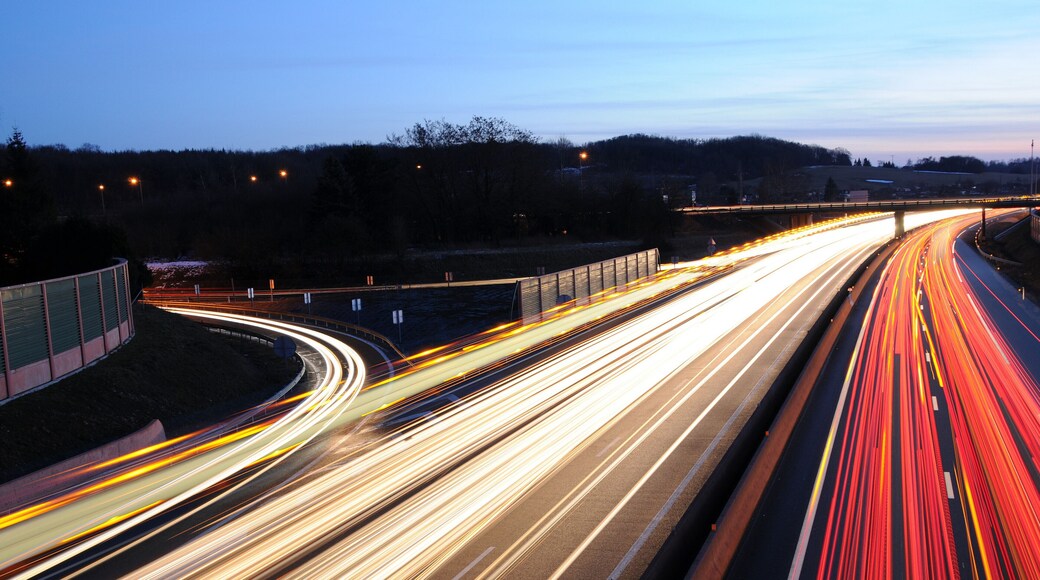 Filé sur l'autoroute A36. Image composée de 11 photos de 10 secondes chacune.