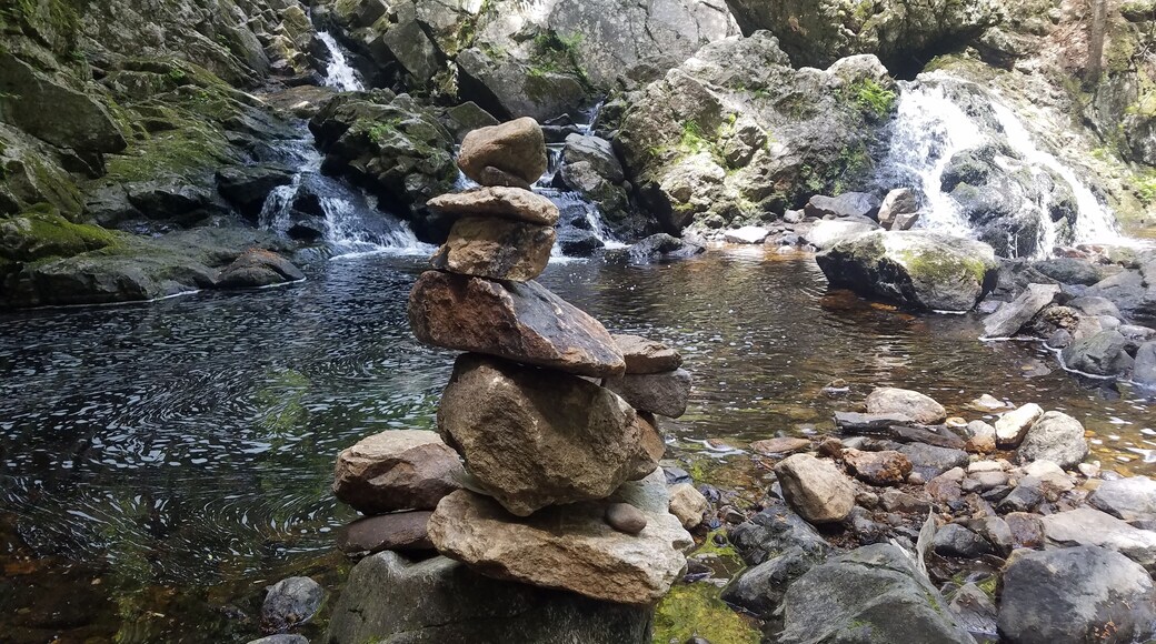 Great little spot to chill.. a 5 minute walk from the trail head