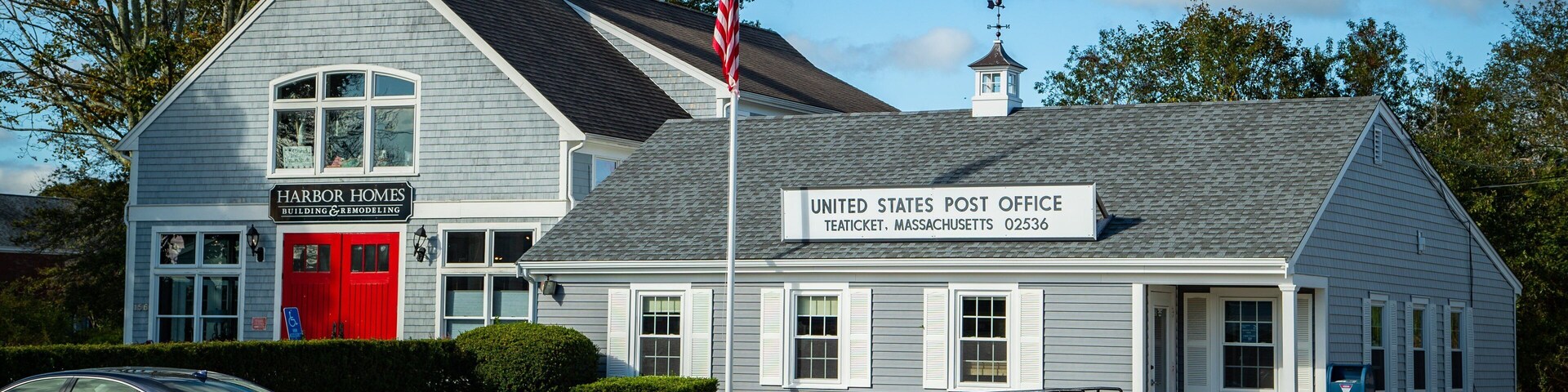 Un edificio con una puerta roja y un letrero que dice 'United States Post Office'.