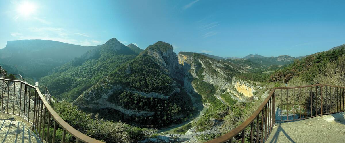 Vue panoramique sur les Gorges du Verdon depuis le Point Sublime