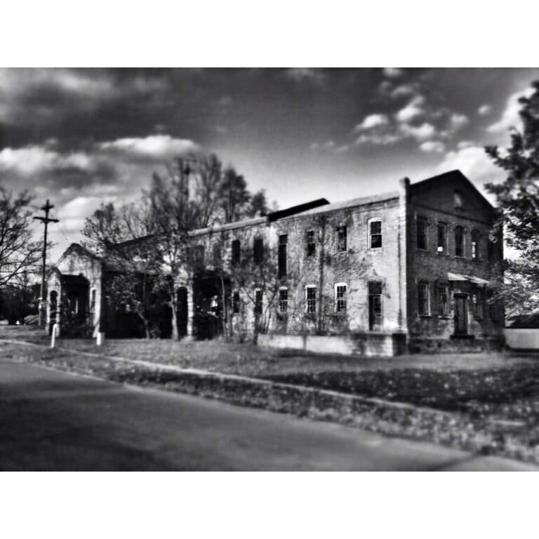 Creepy old abandoned building I found on the edge of a tiny town in St Joseph County, Michigan. 

#PureMichigan #abandoned 