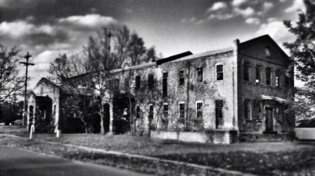 Creepy old abandoned building I found on the edge of a tiny town in St Joseph County, Michigan.
#PureMichigan #abandoned