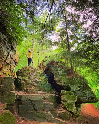 Grand Ledge Trail. Beautiful rocks formations. Nice park with nice short trail. I recommend people to visit in the summer.