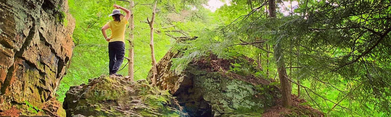 Grand Ledge Trail. Beautiful rocks formations. Nice park with nice short trail. I recommend people to visit in the summer.