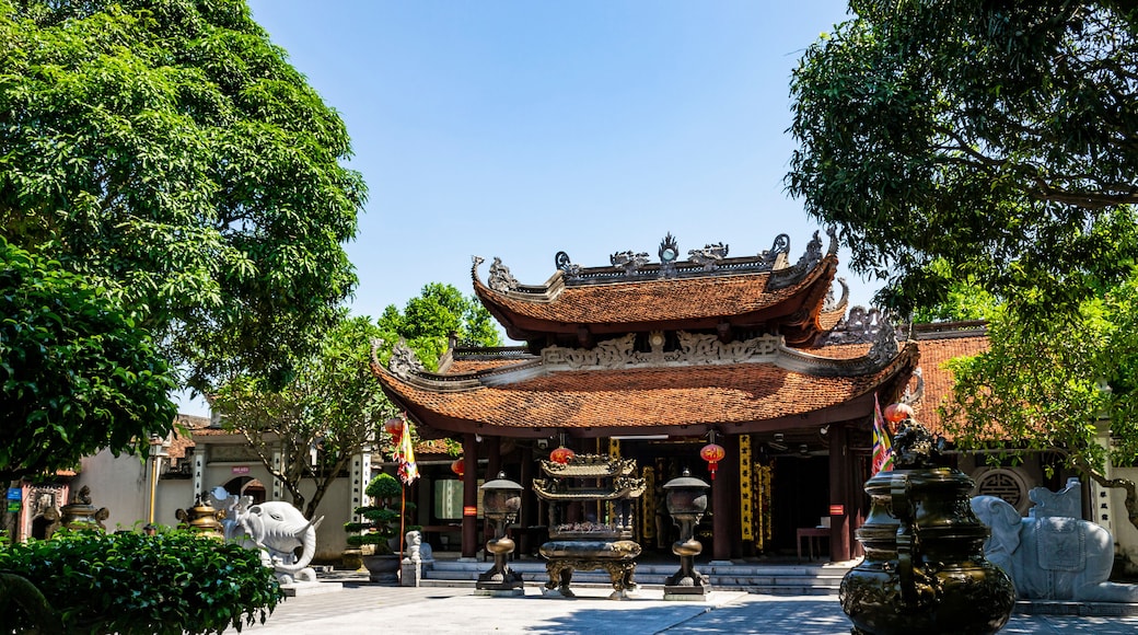 Ein traditioneller chinesischer Tempel mit aufwendiger Architektur, darunter ein geschwungenes Dach und dekorative Drachen.