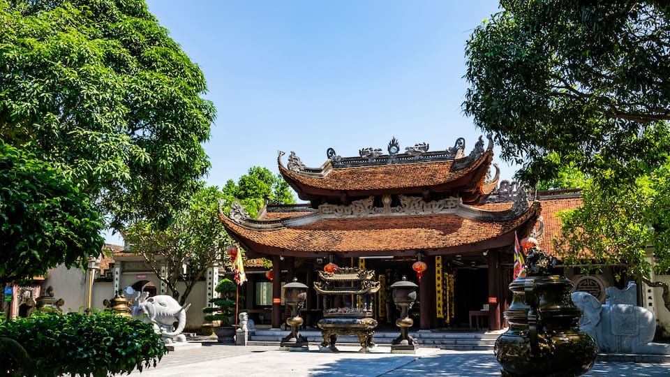 Un temple chinois traditionnel à l’architecture riche et élaborée, avec notamment un toit incurvé et des dragons décoratifs.