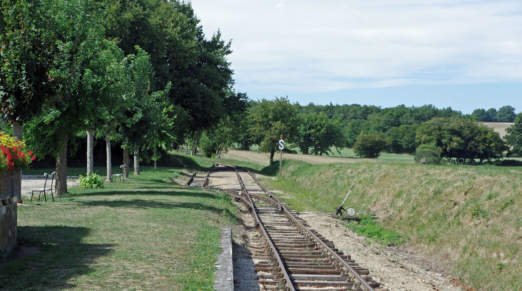Heugnes (Indre) La gare. L'aiguillage en sortie de gare. La gare d'Heugnes est une gare de la ligne de Salbris au Blanc. Elle est mise en service, le 17 novembre 1902. Le trafic voyageurs a cessé en 1980 et le trafic marchandises en 1988. La ligne a été inscrite au titre des monuments historiques en 1993. Pour la gare, sont conservés : le bùtiment voyageurs avec la halle marchandise accolée, le quai, la lampisterie-toilettes, le puits, le passage à niveau.