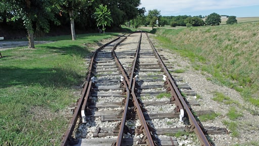 Heugnes (Indre) La gare. L'aiguillage en sortie de gare. La gare d'Heugnes est une gare de la ligne de Salbris au Blanc. Elle est mise en service, le 17 novembre 1902. Le trafic voyageurs a cessรฉ en 1980 et le trafic marchandises en 1988. La ligne a รฉtรฉ inscrite au titre des monuments historiques en 1993. Pour la gare, sont conservรฉs : le bรขtiment voyageurs avec la halle marchandise accolรฉe, le quai, la lampisterie-toilettes, le puits, le passage ร niveau.